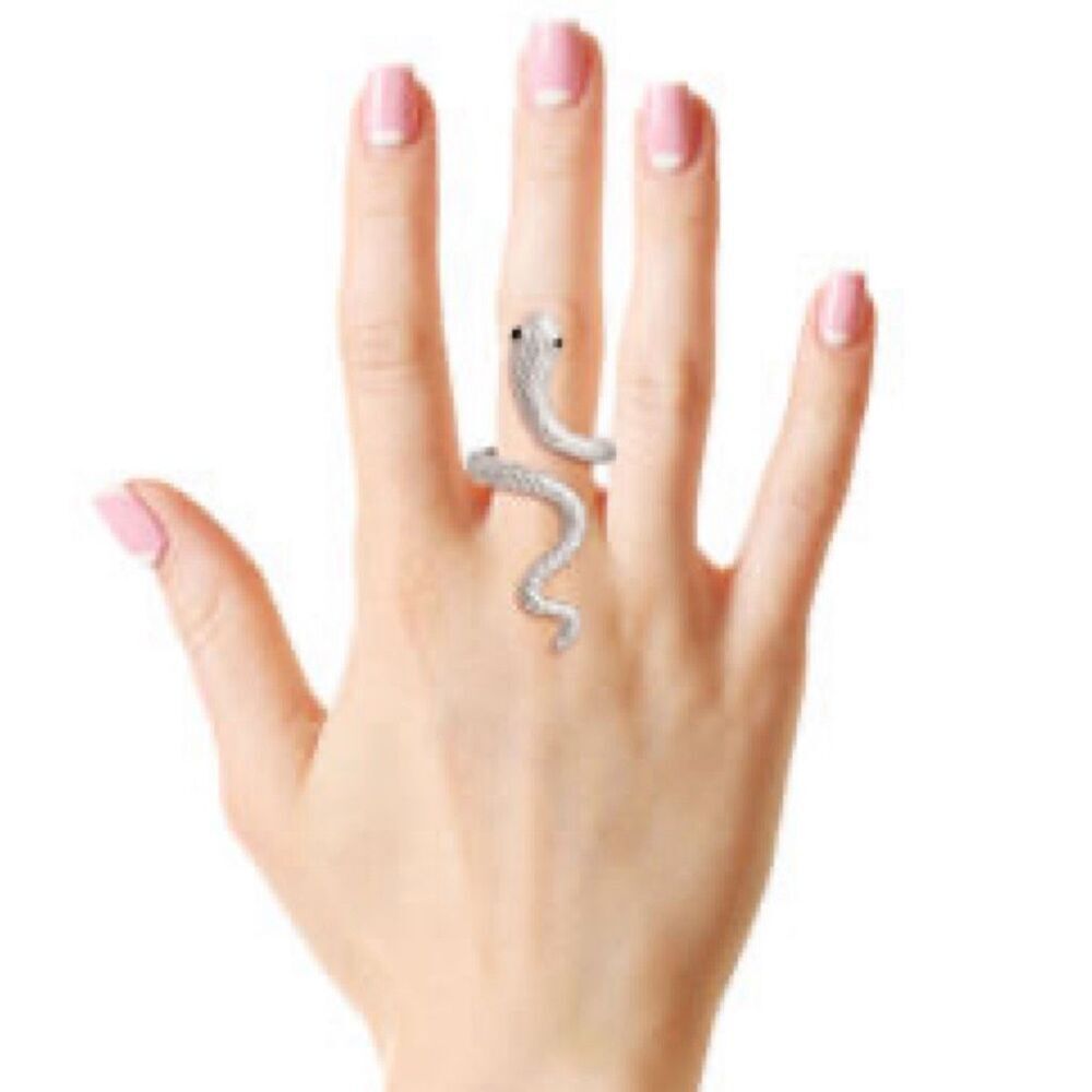 NWT Vera size 8 snake ring.